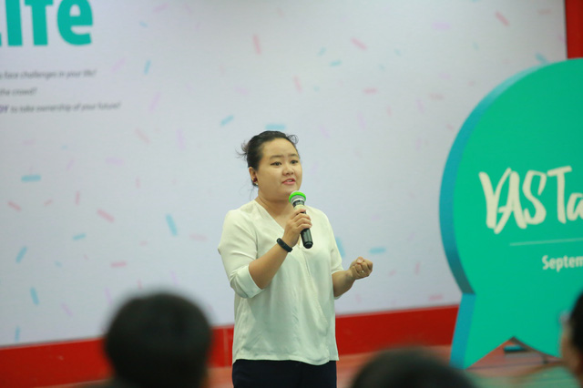 Lê Nguyễn Vân Anh – CEO và founder của FounderGirls thu hút học sinh với câu chuyện tốt nghiệp đại học năm 19 tuổi.